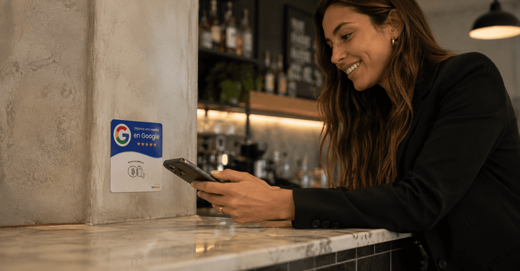 Cliente escaneando un sticker NFC de LastCheck en la barra de un bar para dejar una reseña en Google